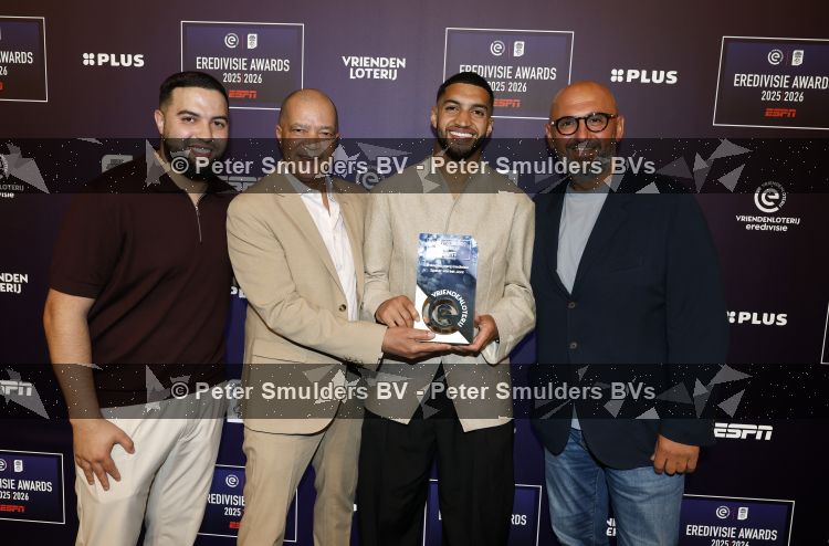 Maarssen 25 mei 2026
Ismael Saibari wordt gekozen tot beste speler van de nederlandse eredivie op het gala van ESPN in de Fabrique . ismael Saibari met zijn vader en Ali Dursun
