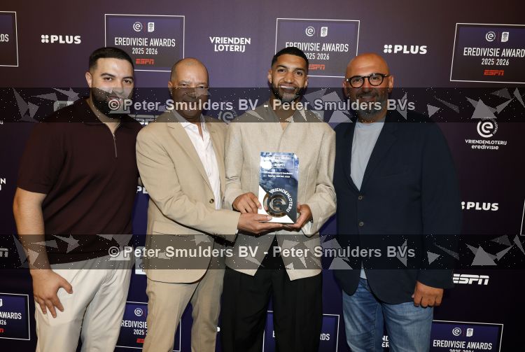 Maarssen 25 mei 2026
Ismael Saibari wordt gekozen tot beste speler van de nederlandse eredivie op het gala van ESPN in de Fabrique . ismael Saibari met zijn vader en Ali Dursun