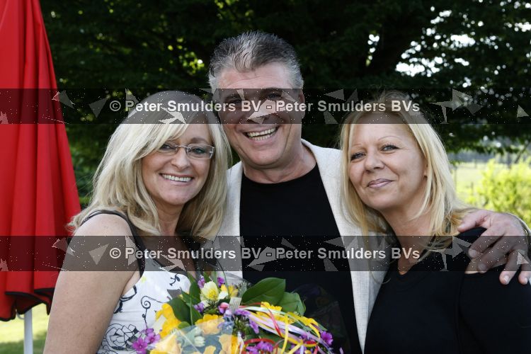 Berkel Enschot, 1 Juli 2007
CD Uitreiking en afscheid van Corry konings, die samen met haar vriend Wim Tromp gaat emigreren naar Spanje.
Hier op de foto zoon Corry met haar collega Andy de Witt ( Ad v d Hurk en vriendin ) die ook enkele songs heeft geschreven van haar nieuwe album
Foto Peter Smulders BV