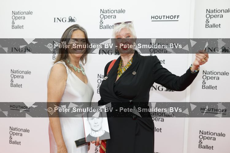 Amsterdam 2 juli 2026
Zijne Majesteit de Koning Willem Alexander en Hare Majesteit Koningin Maxima zijn aanwezig bij het gala van het Nationale Ballet ter ere van het afscheid van directeur Ted Brandsen. OOk burgemeester Femke Halsema en Commisaris v d Koningin Arthur v Dijk zijn aanwezig . Anne-Rose Bantzinger