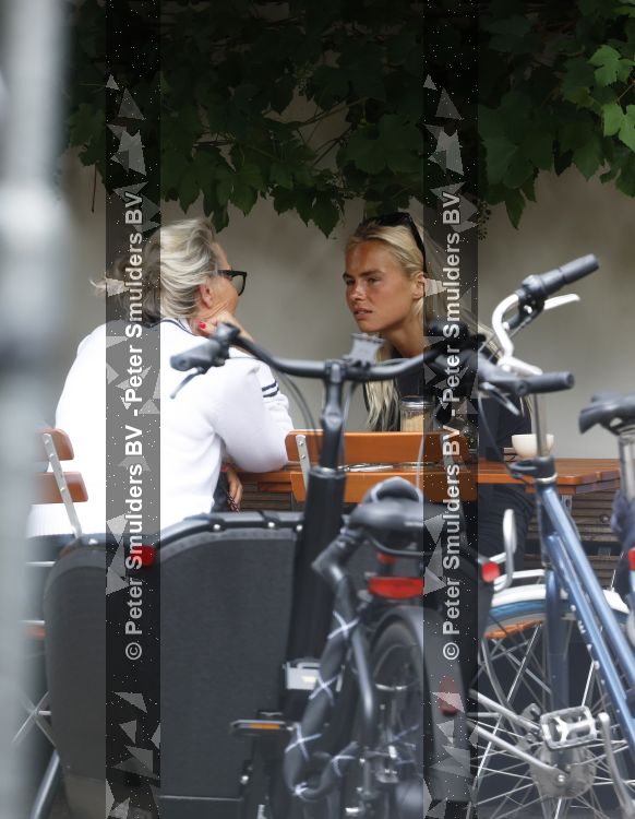 Amsterdam 3 juli 2026
Annekee Molenaar met haar moeder op een terras in Amsterdam zuid.