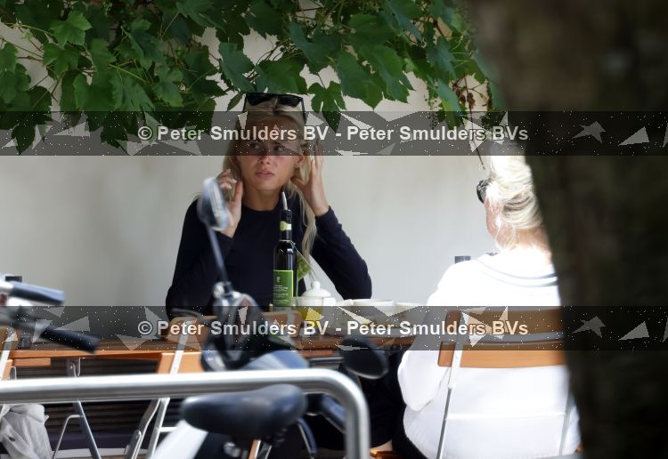 Amsterdam 3 juli 2026
Annekee Molenaar met haar moeder op een terras in Amsterdam zuid.