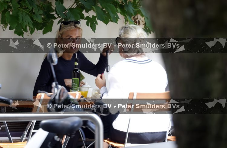 Amsterdam 3 juli 2026
Annekee Molenaar met haar moeder op een terras in Amsterdam zuid.