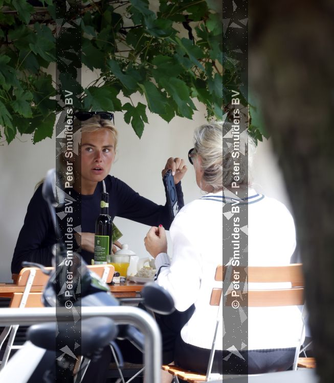Amsterdam 3 juli 2026
Annekee Molenaar met haar moeder op een terras in Amsterdam zuid.