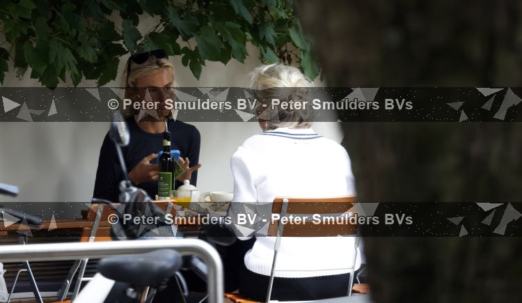 Amsterdam 3 juli 2026
Annekee Molenaar met haar moeder op een terras in Amsterdam zuid.