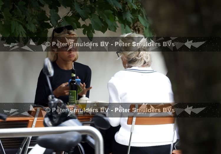 Amsterdam 3 juli 2026
Annekee Molenaar met haar moeder op een terras in Amsterdam zuid.