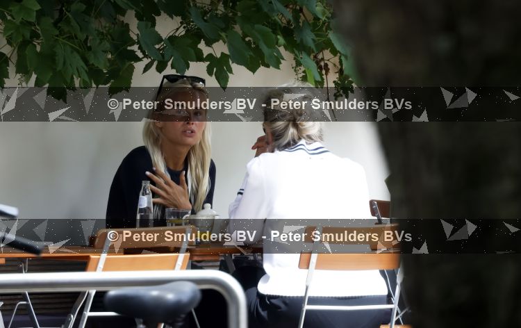 Amsterdam 3 juli 2026
Annekee Molenaar met haar moeder op een terras in Amsterdam zuid.