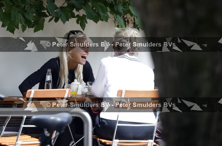 Amsterdam 3 juli 2026
Annekee Molenaar met haar moeder op een terras in Amsterdam zuid.