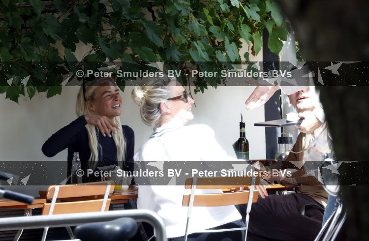 Amsterdam 3 juli 2026
Annekee Molenaar met haar moeder op een terras in Amsterdam zuid.