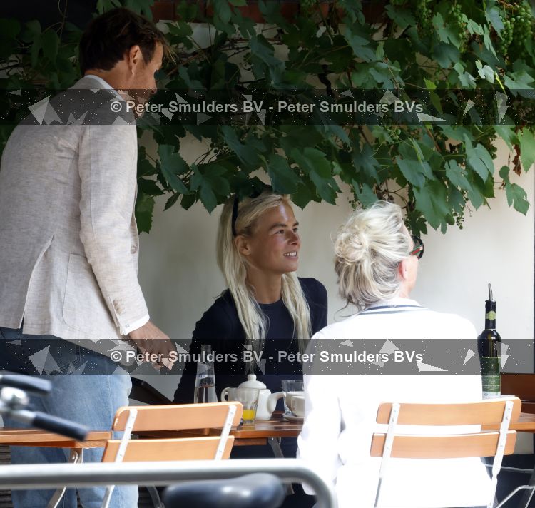 Amsterdam 3 juli 2026
Annekee Molenaar met haar moeder op een terras in Amsterdam zuid. Er schoven ook nog kennissen aan 