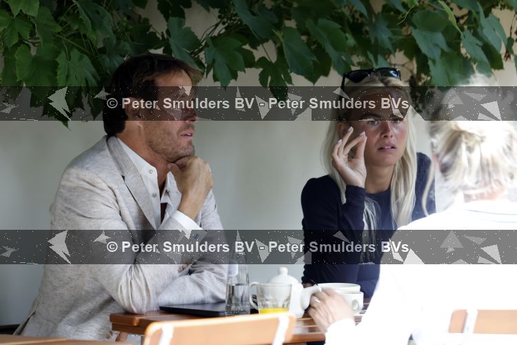 Amsterdam 3 juli 2026
Annekee Molenaar met haar moeder op een terras in Amsterdam zuid. Er schoven ook nog kennissen aan 