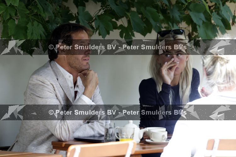 Amsterdam 3 juli 2026
Annekee Molenaar met haar moeder op een terras in Amsterdam zuid. Er schoven ook nog kennissen aan 