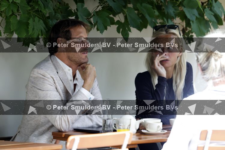 Amsterdam 3 juli 2026
Annekee Molenaar met haar moeder op een terras in Amsterdam zuid. Er schoven ook nog kennissen aan 