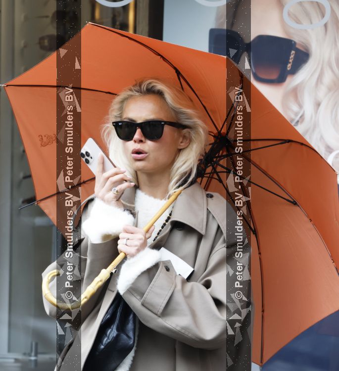 Amsterdam 15 mei 2026
Annekee Molenaar met zonnebril telefoon en Paraplu in Amsterdam zuid.