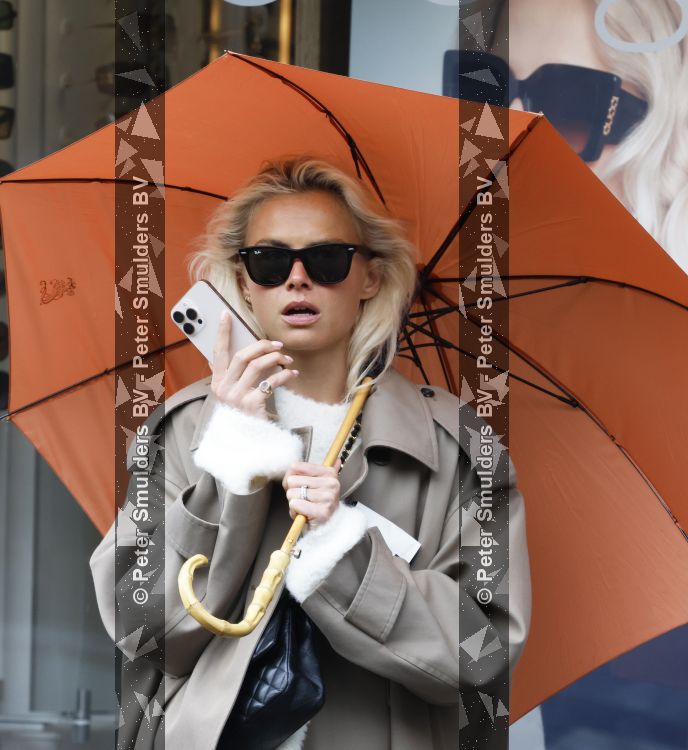 Amsterdam 15 mei 2026
Annekee Molenaar met zonnebril telefoon en Paraplu in Amsterdam zuid.