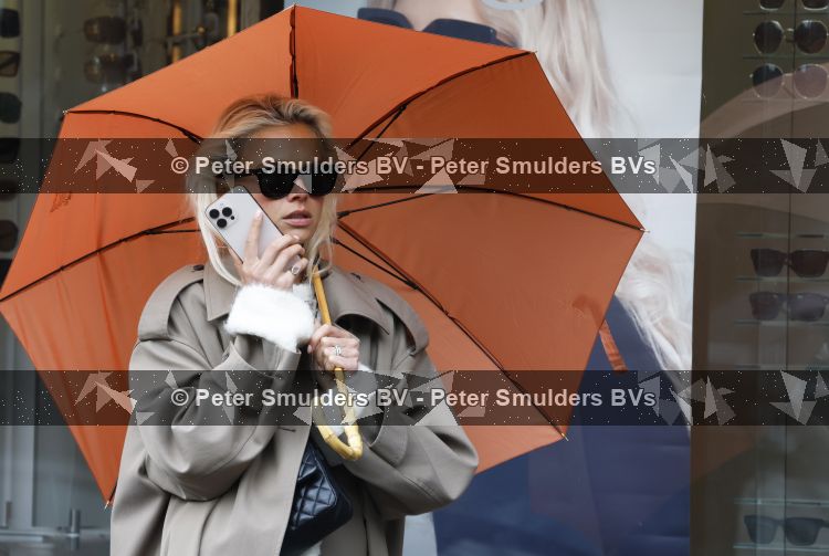 Amsterdam 15 mei 2026
Annekee Molenaar met zonnebril telefoon en Paraplu in Amsterdam zuid.