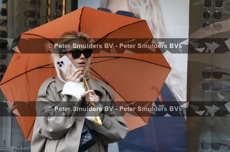 Amsterdam 15 mei 2026
Annekee Molenaar met zonnebril telefoon en Paraplu in Amsterdam zuid.