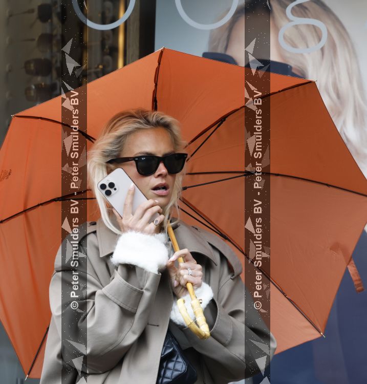 Amsterdam 15 mei 2026
Annekee Molenaar met zonnebril telefoon en Paraplu in Amsterdam zuid.