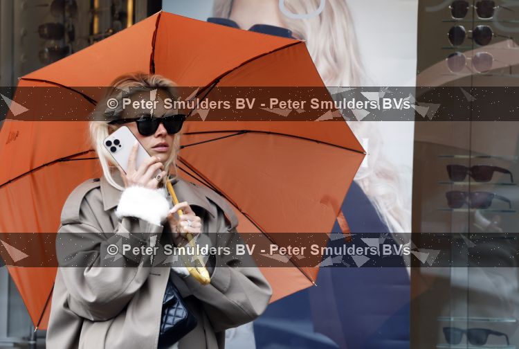 Amsterdam 15 mei 2026
Annekee Molenaar met zonnebril telefoon en Paraplu in Amsterdam zuid.