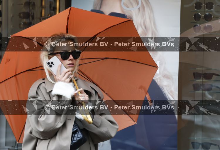 Amsterdam 15 mei 2026
Annekee Molenaar met zonnebril telefoon en Paraplu in Amsterdam zuid.