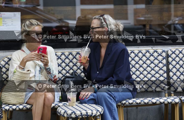 Amsterdam 30 juli 2026
Annekee Molenaar met haar moeder op terras bij joe and the juice 