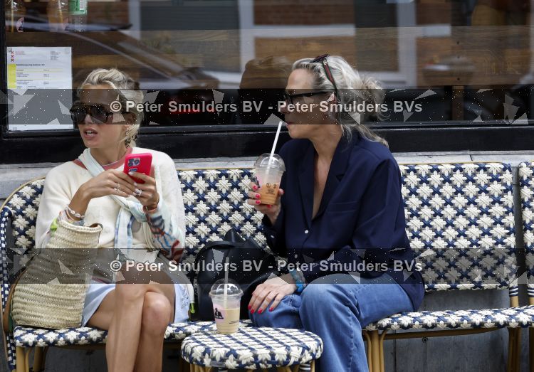 Amsterdam 30 juli 2026
Annekee Molenaar met haar moeder op terras bij joe and the juice