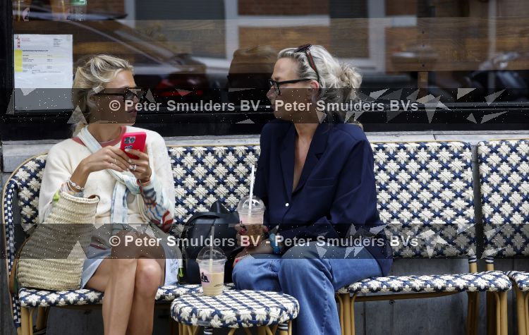 Amsterdam 30 juli 2026
Annekee Molenaar met haar moeder op terras bij joe and the juice