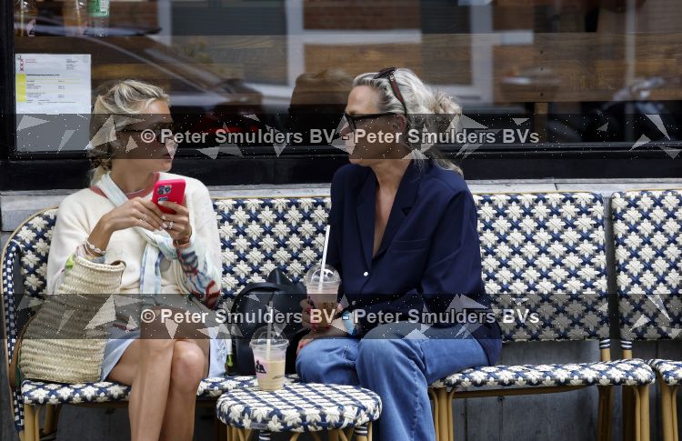 Amsterdam 30 juli 2026
Annekee Molenaar met haar moeder op terras bij joe and the juice