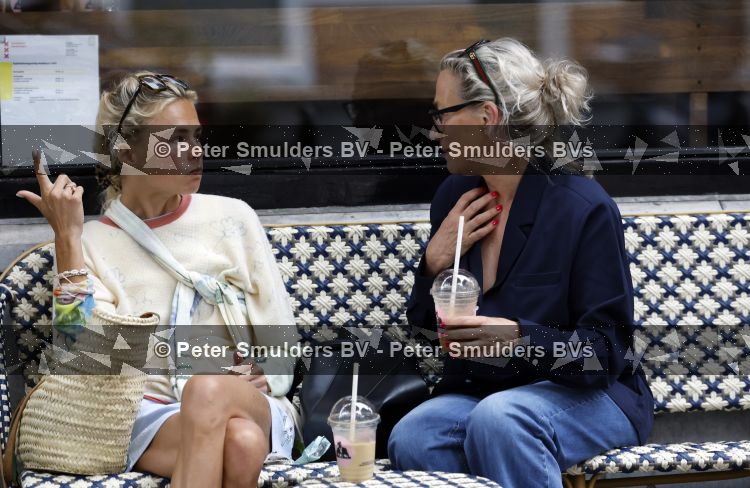 Amsterdam 30 juli 2026
Annekee Molenaar met haar moeder op terras bij joe and the juice