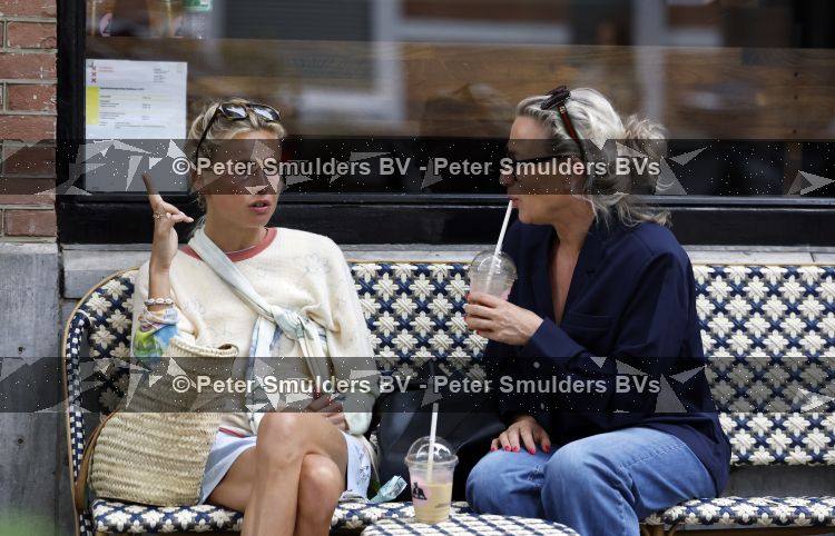 Amsterdam 30 juli 2026
Annekee Molenaar met haar moeder op terras bij joe and the juice