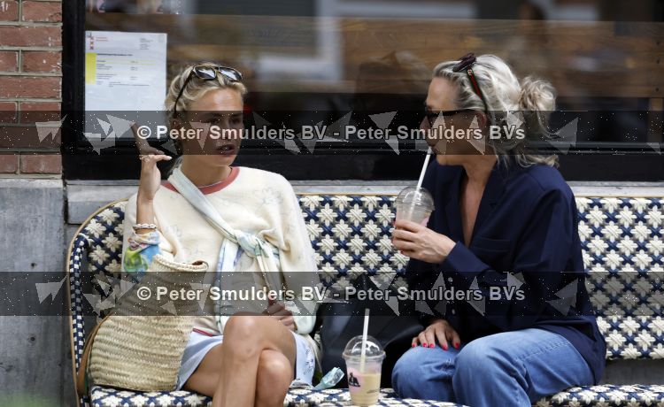 Amsterdam 30 juli 2026
Annekee Molenaar met haar moeder op terras bij joe and the juice