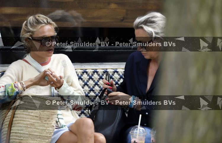 Amsterdam 30 juli 2026
Annekee Molenaar met haar moeder op terras bij joe and the juice