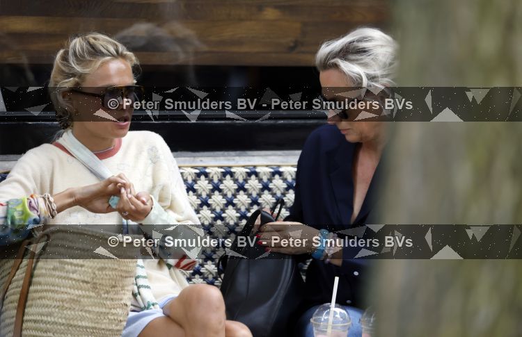 Amsterdam 30 juli 2026
Annekee Molenaar met haar moeder op terras bij joe and the juice