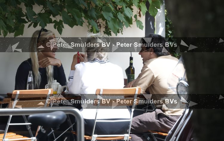 Amsterdam 3 juli 2026
Annekee Molenaar met haar moeder op een terras in Amsterdam zuid. Mark Baanders laat haar lachen 
