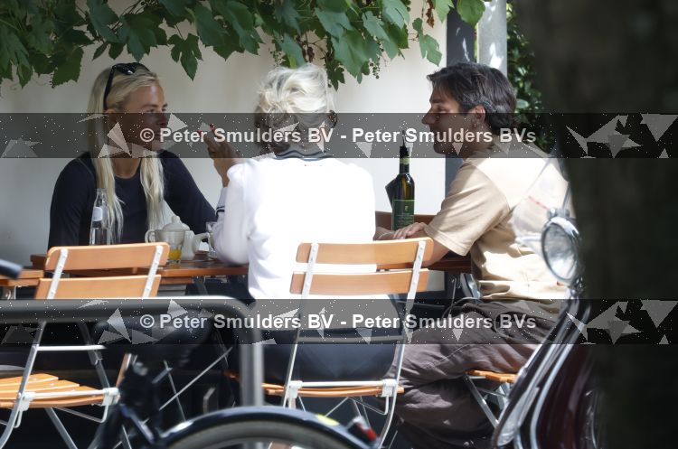 Amsterdam 3 juli 2026
Annekee Molenaar met haar moeder op een terras in Amsterdam zuid. Mark Baanders laat haar lachen 
