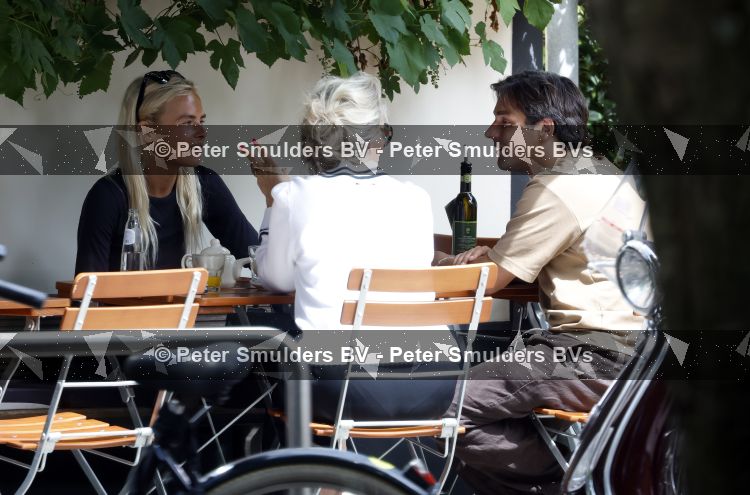Amsterdam 3 juli 2026
Annekee Molenaar met haar moeder op een terras in Amsterdam zuid. Mark Baanders laat haar lachen 