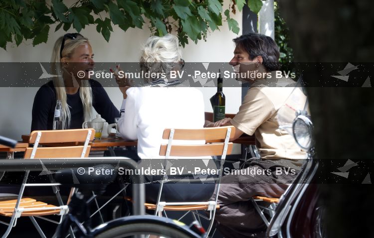 Amsterdam 3 juli 2026
Annekee Molenaar met haar moeder op een terras in Amsterdam zuid. Mark Baanders laat haar lachen 