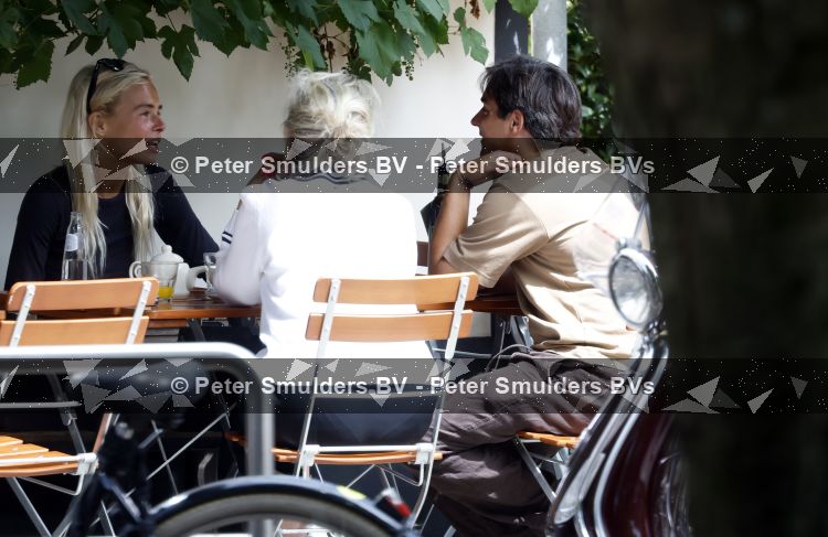 Amsterdam 3 juli 2026
Annekee Molenaar met haar moeder op een terras in Amsterdam zuid. Mark Baanders laat haar lachen 