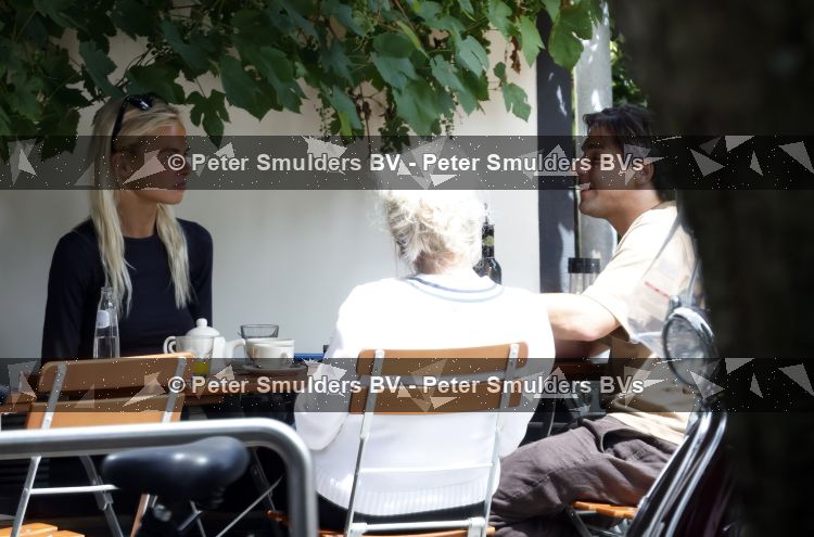 Amsterdam 3 juli 2026
Annekee Molenaar met haar moeder op een terras in Amsterdam zuid. Mark Baanders laat haar lachen 