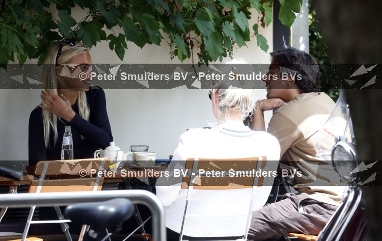 Amsterdam 3 juli 2026
Annekee Molenaar met haar moeder op een terras in Amsterdam zuid. Mark Baanders laat haar lachen 