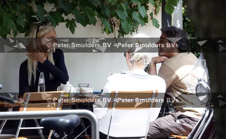 Amsterdam 3 juli 2026
Annekee Molenaar met haar moeder op een terras in Amsterdam zuid. Mark Baanders laat haar lachen 