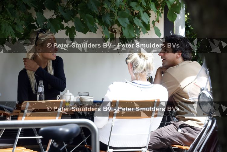 Amsterdam 3 juli 2026
Annekee Molenaar met haar moeder op een terras in Amsterdam zuid. Mark Baanders laat haar lachen 