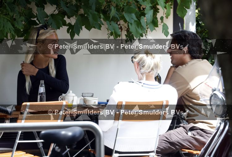 Amsterdam 3 juli 2026
Annekee Molenaar met haar moeder op een terras in Amsterdam zuid. Mark Baanders laat haar lachen 