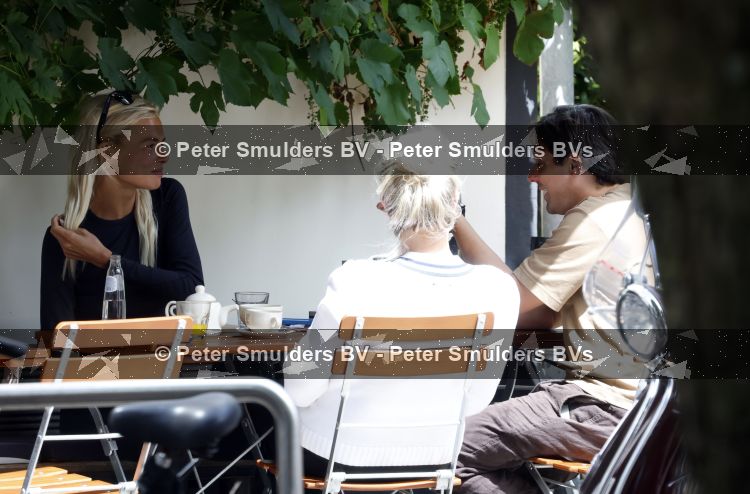 Amsterdam 3 juli 2026
Annekee Molenaar met haar moeder op een terras in Amsterdam zuid. Mark Baanders laat haar lachen 