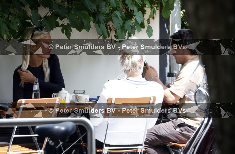Amsterdam 3 juli 2026
Annekee Molenaar met haar moeder op een terras in Amsterdam zuid. Mark Baanders laat haar lachen 