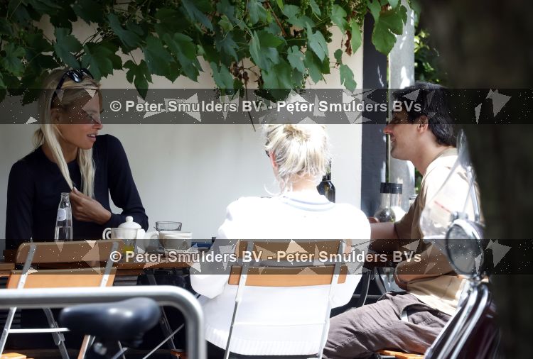 Amsterdam 3 juli 2026
Annekee Molenaar met haar moeder op een terras in Amsterdam zuid. Mark Baanders laat haar lachen 
