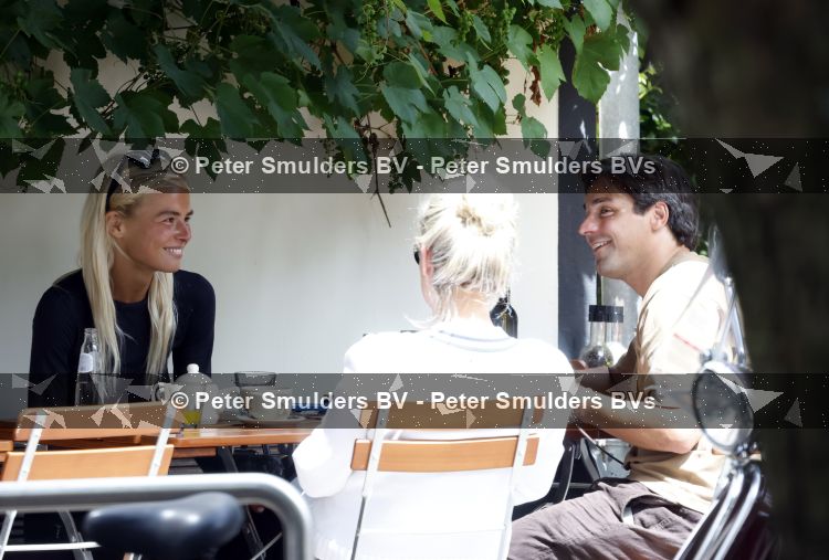 Amsterdam 3 juli 2026
Annekee Molenaar met haar moeder op een terras in Amsterdam zuid. Mark Baanders laat haar lachen 