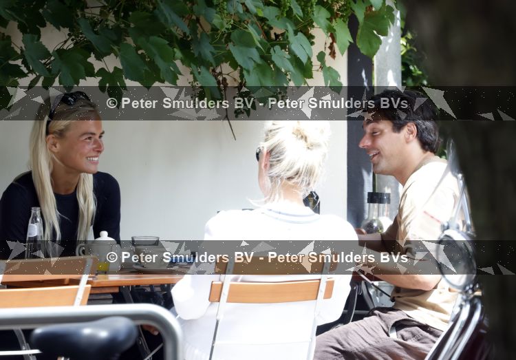 Amsterdam 3 juli 2026
Annekee Molenaar met haar moeder op een terras in Amsterdam zuid. Mark Baanders laat haar lachen 