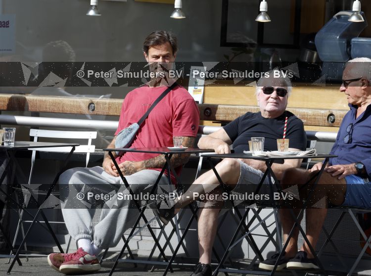 Amsterdam 29 mei 2026
Arie Boomsma en zijn vrouw Romy Boomsma samen op terras bij de coffee company in Amsterdam zuid