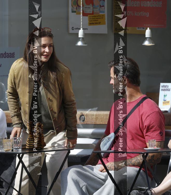 Amsterdam 29 mei 2026
Arie Boomsma en zijn vrouw Romy Boomsma samen op terras bij de coffee company in Amsterdam zuid